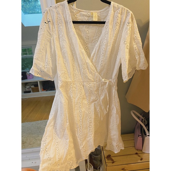 White wrap dress for spring and summer - Picture 3 of 3
